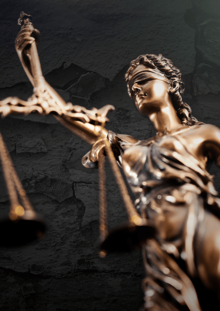 Photo d'une statuette en bronze de Thémis, déesse de la justice