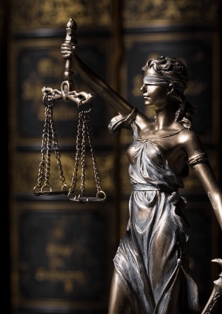 Photo d'une statuette en bronze de Thémis, déesse de la justice