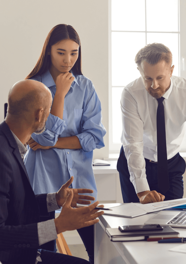 Un patron avec deux employés en réunion