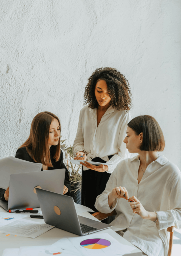 Trois salariés dans une entreprise en réunion